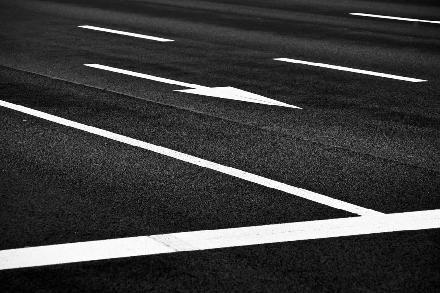 Neu asphaltierte Straße mit frischen Verkehrsmarkierungen. - Pixabay