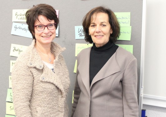 v.l.: Gründungsberaterin Dr. Uta Willim und Gründerlotsin Helga Grüner freuen sich über die Rezertifizierung für das STARTERCENTER Mülheim an der Ruhr. 