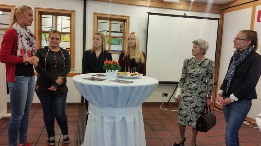 Auszubildende der Stadt Mülheim ehrenamtlich aktiv: Sie präsentierten ihre mittlerweile abgeschlossenen Engagementprojekte Oberbürgermeisterin Dagmar Mühlenfeld und Ausbildungsleiterin, Katja Bader.