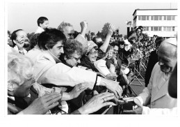 Papst Johannes Paul II. am 3. Mai 1987 auf dem Essen/Mülheimer Flughafen 