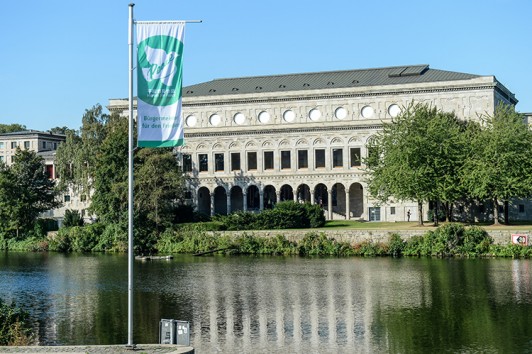Mayors for Peace Aktionsplan, Flaggenhissung am Weltfriedenstag. Stadthafen. 21.09.2016 Foto: Walter Schernstein