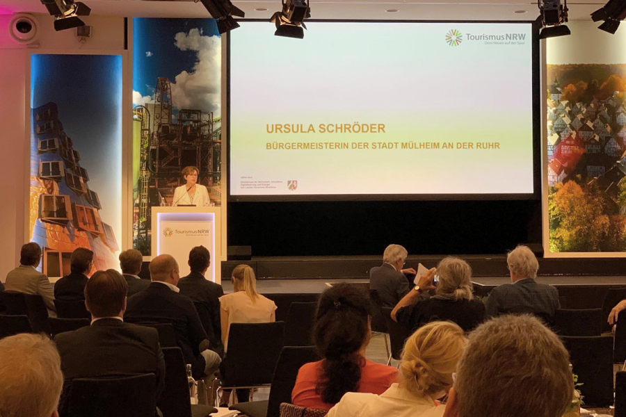 Bürgermeisterin Ursula Schröder spricht beim Landestourismustag NRW in der Mülheimer Stadthalle - Fabian Tode
