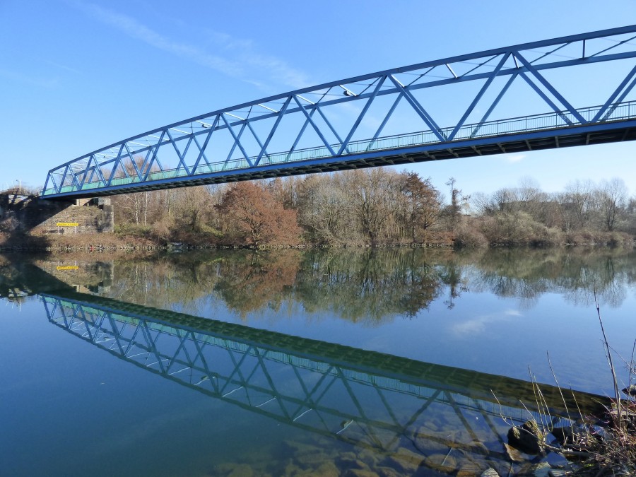 Das Foto zeigt die Ruhrbrücke in Mülheim-Styrum, die sich in der Ruhr spiegelt. - Ralf Grunert