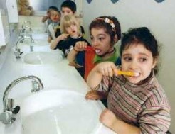Kinder beim Zähneputzen, Zahnärztlicher Gesundheitsdienst.