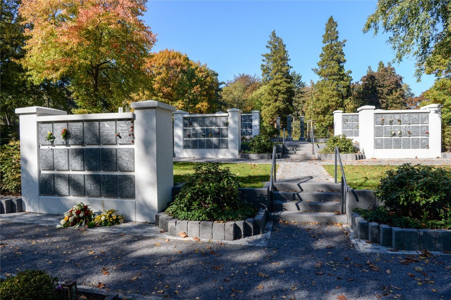Hainbestattung für Särge und Urnen Friedhof Speldorf - Walter Schernstein