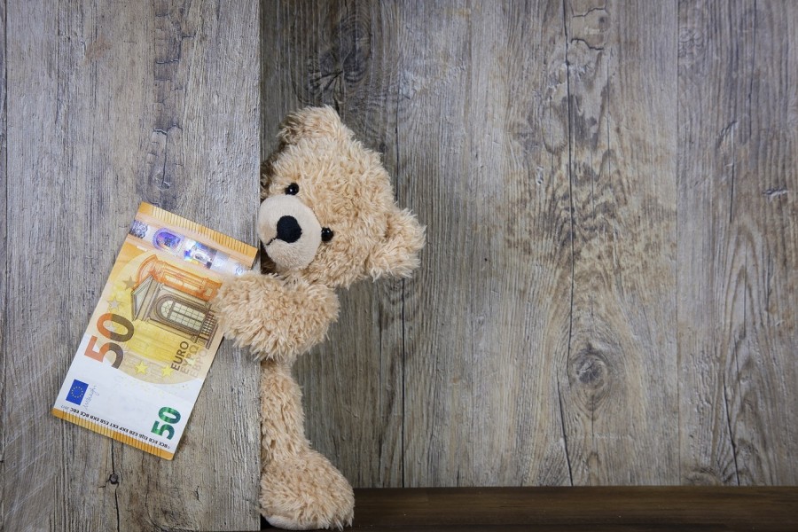 Teddybär mit Geldschein als Symbol für Unterhaltsvorschuss, Kindesunterhalt. - Pixabay