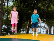 Kinder springen auf einer der Hüpfburgen, die auf dem Ferienabschlussfest im Witthausbusch am Sonntag, den 7. August 2022 von 13 bis 17 Uhr aufgebaut sind.
