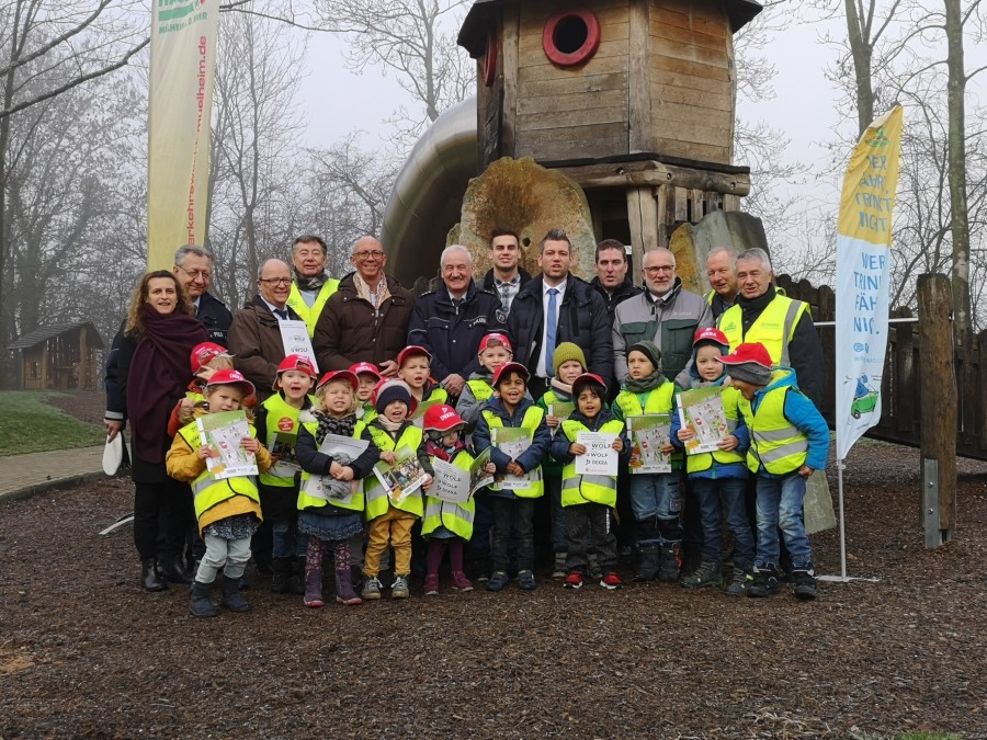 Vorschulkinder der Kita Villa Kunterbunt mit ihren gelben Warnwesten zur Auftaktveranstaltung 2019 der Verkehrswacht Mülheim an der Ruhr zum Sicheren Schulweg gemeinsam mit OB Scholten (5.v.l.) - Thomas Nienhaus