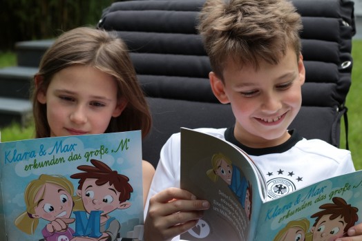 Zwei Fans hat es schon: Mathilda und Tom gefällt das neue MWB-Kinderbuch Das große M erkunden