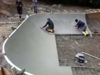 Die Betonarbeiten an der Skateboardanlage Südstraße haben begonnen.