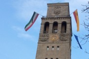 Trauerbeflaggung am Rathausturm: Ausdruck tiefer Betroffenheit