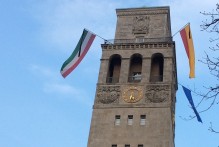 Trauerbeflaggung am Rathausturm: Ausdruck tiefer Betroffenheit