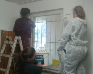 Schüler engagieren sich für Flüchtlinge und in der Ferienbetreuung, z.B. mit Renovierungsarbeiten im Flüchtlingsheim