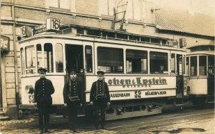 Ein Fahrer und zwei Schaffner vor einer Straßenbahn der Linie 16 (o.D.) - Stadtarchiv