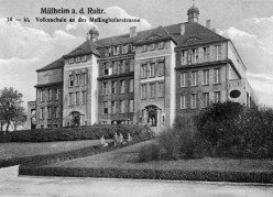 Der Neubau der damaligen Volksschule an der Mellinghofer Straße von 1910 (heute Realschule an der Mellinghofer Straße)