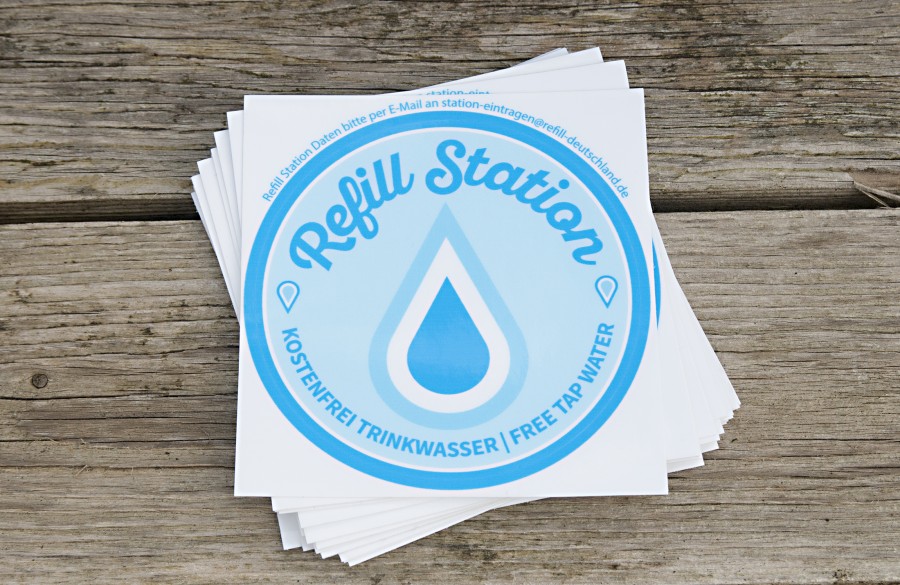 Logo der Initiative Refill - die Aufkleber an Geschäften weisen darauf hin, dass dort kostenlos die Trinkflasche aufgefüllt werden kann. Copyright Refill Deutschland - Refill Deutschland