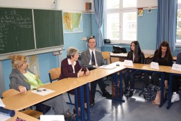 Oberbürgermeisterin Dagmar Mühlenfeld steht interessierten SchülerInnen Rede und Antwort