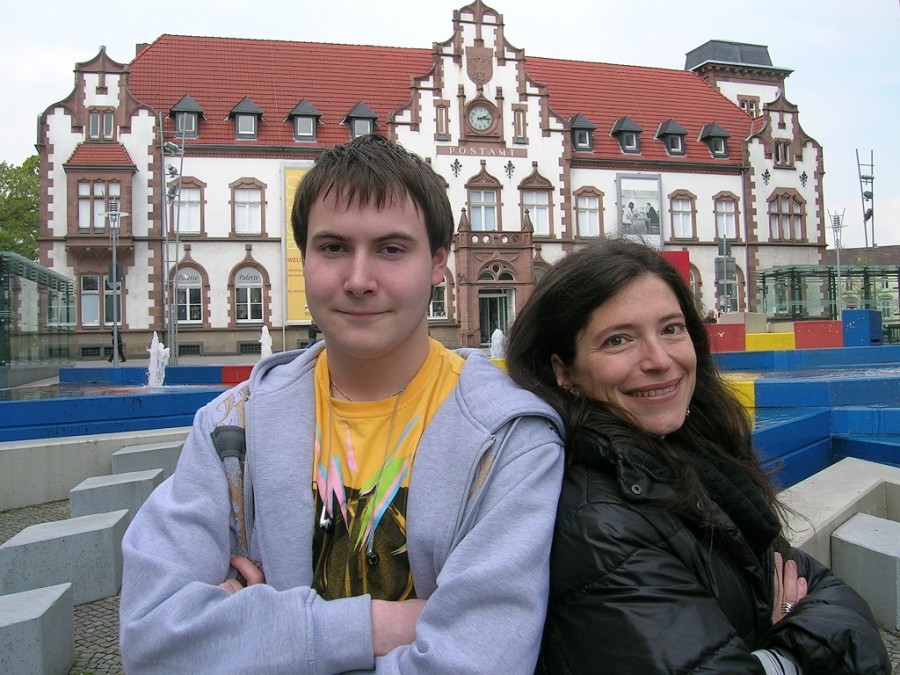 Ausbildungspatin Frau Pagnotta mit Patenschüler Mike auf dem Synagogenplatz.