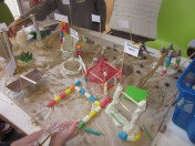 Mit Knete, Ton und anderen Bastelgegenständen setzen die Kinder ihre Ideen für eine neue Spielplatzgestaltung um.