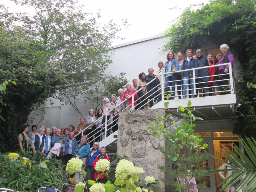Die achte frauenpolitische Fahrt stand ganz unter dem Fokus: Frauen in Bonn und Frauen in der Kirche. Zum Abschluss gab es einen Fototermin der rund 40 Teilnehmerinnen vor dem Frauenmuseum.