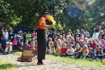 Das Foto wurde auf einem Spielplatzfest aufgenommen und zeigt einen Clown bei seiner Vorstellung.