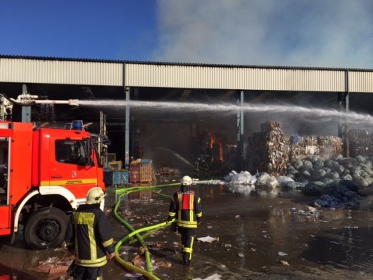 Brand in Papierlager auf der Ruhrorter Straße - Einsatzkräfte der Feuerwehr sind vor Ort