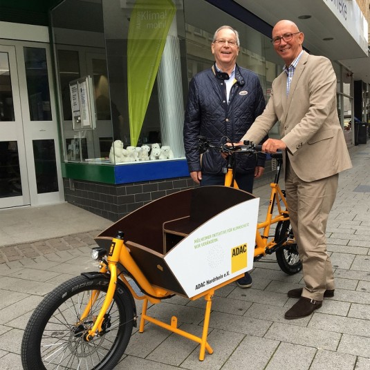 Das neue Lastenfahrrad in Mülheim kann ab Oktober ausgeliehen werden. Auf dem Bild (v.l.): Peter Meyer, Vorsitzender des ADAC Nordrhein e.V., mit Oberbürgermeister Ulrich Scholten.