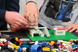 Brick Art Workshop, Kunstmuseum, Bauen mit Legosteinen - Quelle/Autor: Kunstmuseum Mülheim, Copyright Aran Hudson