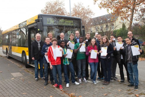 MVG stellt neues Projekt für mehr Zivilcourage im Bus vor - Mächtig stolz: die 12 jungen Buscoaches der Gesamtschule Saarn...zu erkennen an ihren Ausweisen. 