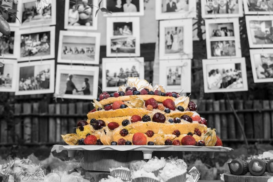 Kuchen und Erinnerungsfotos als Symbol für ein zu feierndes Alters- oder Ehejubiläum. Ehe- und Altersjubilare werden, sofern der Wunsch dazu besteht, durch die Stadt in besonderer Weise geehrt. - Pixabay