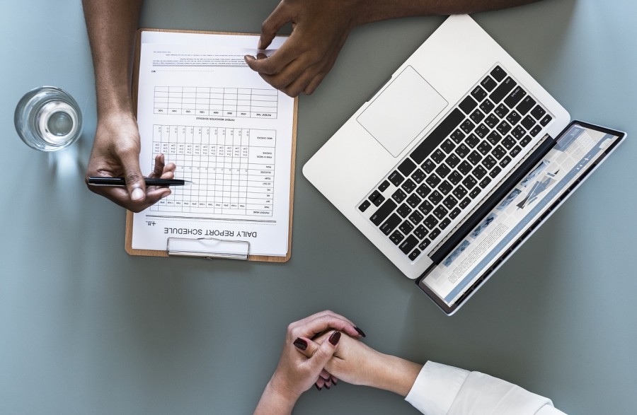 Hände eines Arztes und einer Patientin, der Arzt berät anhand eines Fragebogens und aufgeklappten Laptops. Ärztliche Beratung, Gesundheitsberatung, Gesundheitsamt - Pixabay Ärztliche Beratung, Gesundheitsberatung, Gesundheitsamt - Pixabay