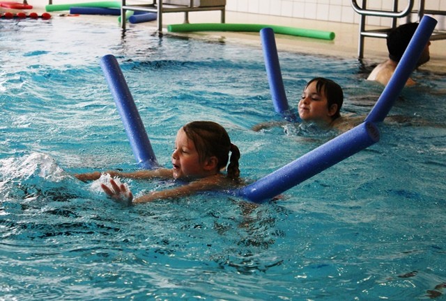 In den Osterferien 2016 nahmen wieder fast 100 Kinder der Grund- und weiterführenden Schulen am Intensiv-Schwimm-Training teil und wurden für ihre Mühen mit dem Seepferdchen-Abzeichen belohnt. - Annette Michels