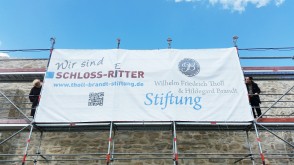 Die Mülheimer Tholl-Brandt-Stiftung ist im April/Mai 2016 erneut Banner-Werber und Schloss-Retter.