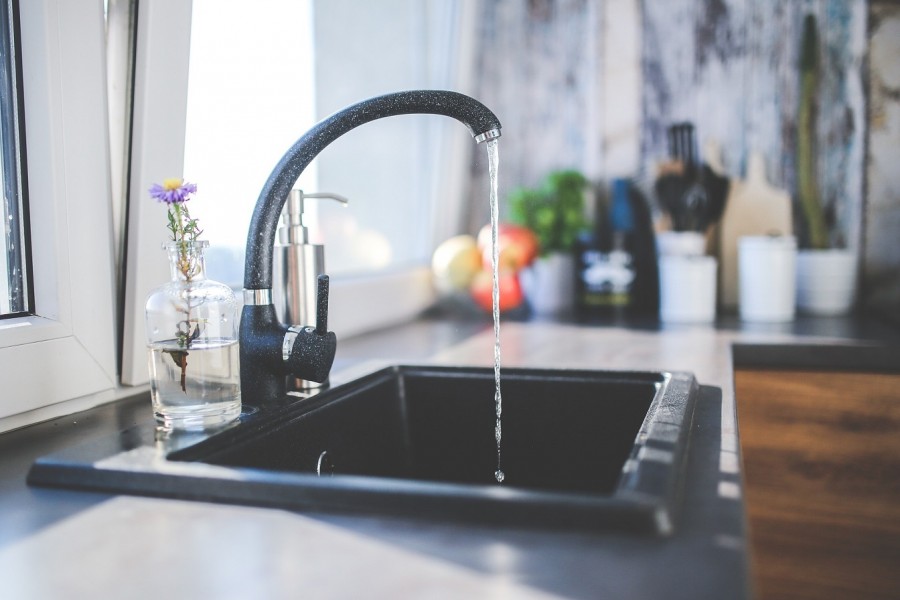 Wasserhahn mit fließendem Trinkwasser., Infos zu Nutzungsvorhaben in Trinkwasserschutzzonen. - Pixabay
