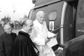 Prominenz am Flughafen Essen/Mülheim: Papst Johannes Paul II. am 3. Mai 1987 - Quelle/Autor: Stadtarchiv