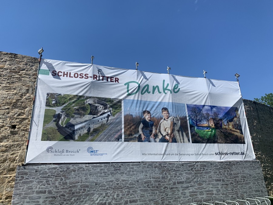 Großes Danke-Banner für alle Schloss-Retter - Kreatives Engagement verhalf Baudenkmal zu neuen Mauern - Mülheimer Stadtmarketing und Tourismus GmbH (MST)