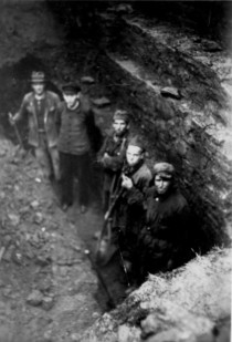 Russische Zwangsarbeiter bei der Freilegung eines Stollens (um 1943)