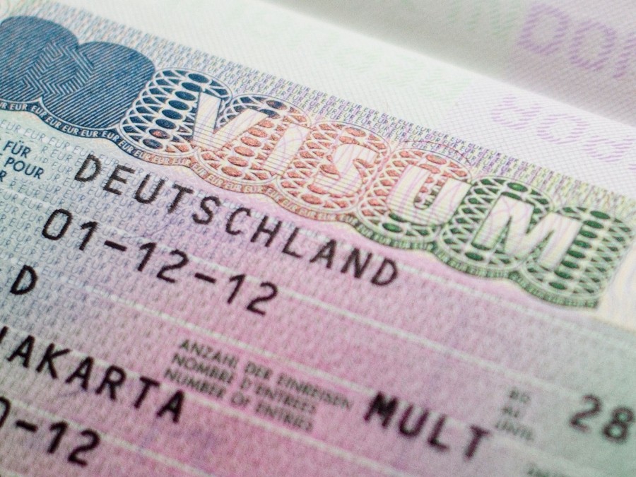 Teil eines Visum für Deutschland. Ein Visum kann einem Ausländer oder einer Ausländerin vor der Einreise in die Bundesrepublik Deutschland von der deutschen Auslandsvertretung erteilt werden. - Canva