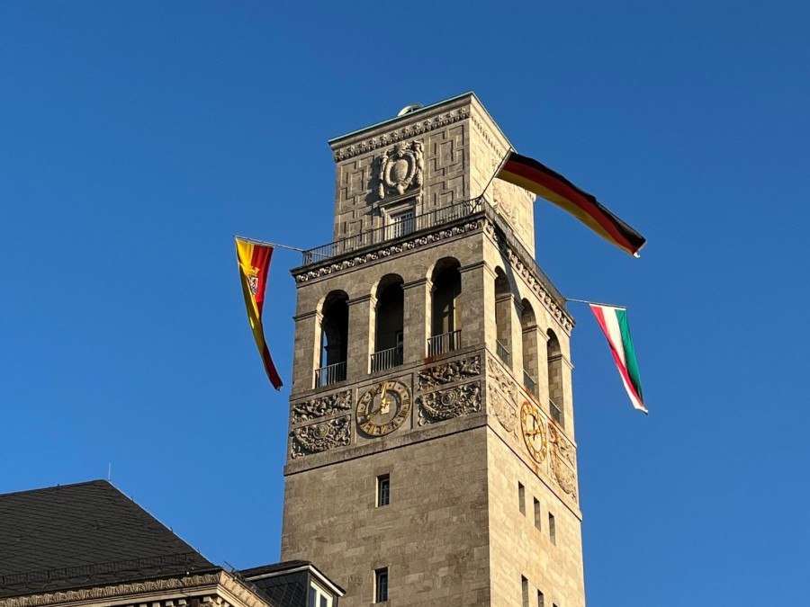 Der Rathausturm ist beflaggt. Die Beflaggung umfasst die Flaggen Europa, Deutschland, Land Nordrhein-Westfalen und Stadt Mülheim an der Ruhr. - Cristina Batti - Onlineredaktion