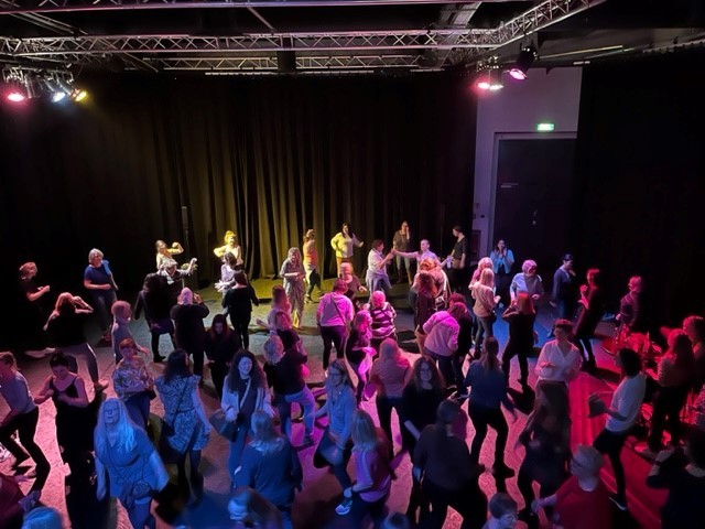 Die Disco zum Internationalen Frauentag 2023 lockte mehr als 200 Frauen in den Ringlokschuppen. Alle tanzten begeistert zur Musik von DJ diesuse. - Tiemann / Gleichstellungsstelle