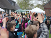 Das Bild zeigt Kinder beim Internationalen Kinderfest im Park der Begegnungssttte Feldmann-Stiftung.