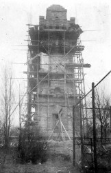 Der Bismarckturm im Bau - gerade wird der Reichsadler außen angebracht
