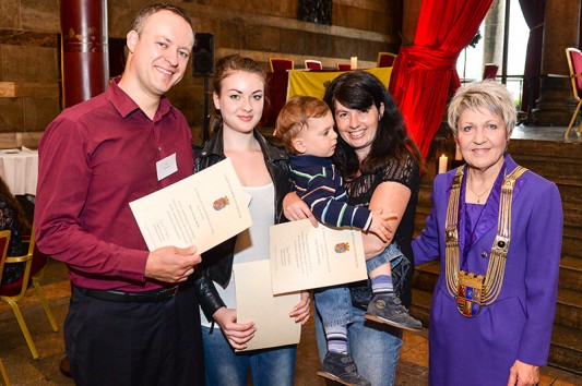 7. Einbürgerungsfeier der Stadt Mülheim an der Ruhr. Oberbürgermeisterin Dagmar Mühlenfeld hat neu eingebürgerte Mülheimerinnen und Mülheimer im Rahmen eines offiziellen Empfangs der Stadt begrüßt. Restaurant Caruso, Stadthalle. 13.06.2013 Foto: Walter Schernstein