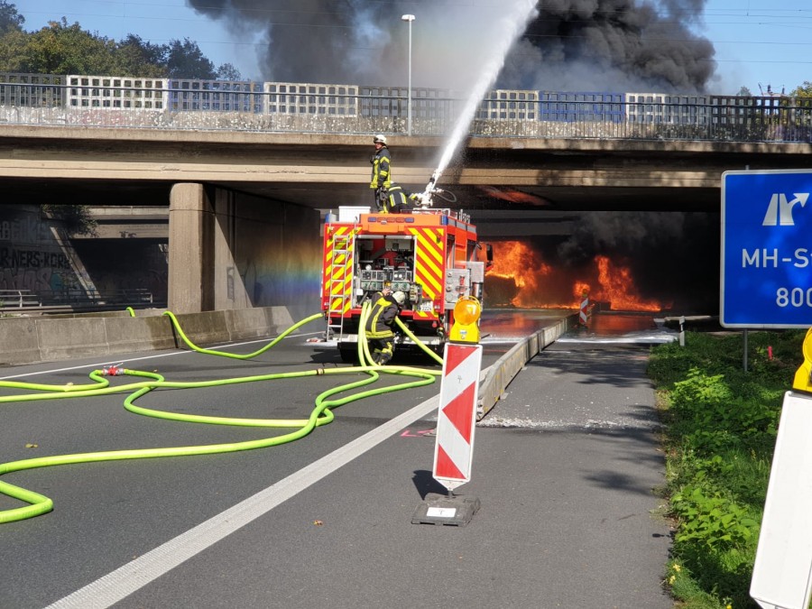 Ein LKW auf der A40, Fahrtrichtung Essen, circa 800 Meter vor der Ausfahrt Mülheim-Styrum steht in Brand. Die Feuerwehr ist im Vollalarm, auch überörtliche Hilfe aus Duisburg ist im Einsatz. - Thorsten Drewes