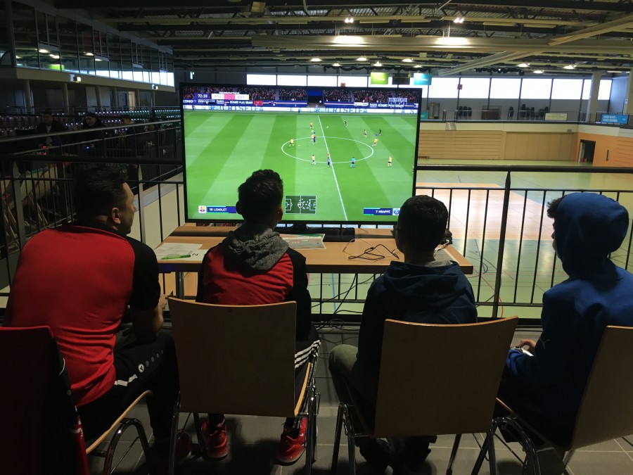 Das Bild zeigt Teilnehmer des FIFA PlayStation Turniers in der innogy Sporthalle - TrendSport