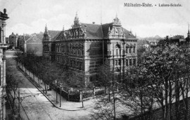 Das Schulgebäude in der Kaiserstraße / Ecke Adolfstraße (1892 eingeweiht, bis 1934 genutzt durch die Luisenschule)