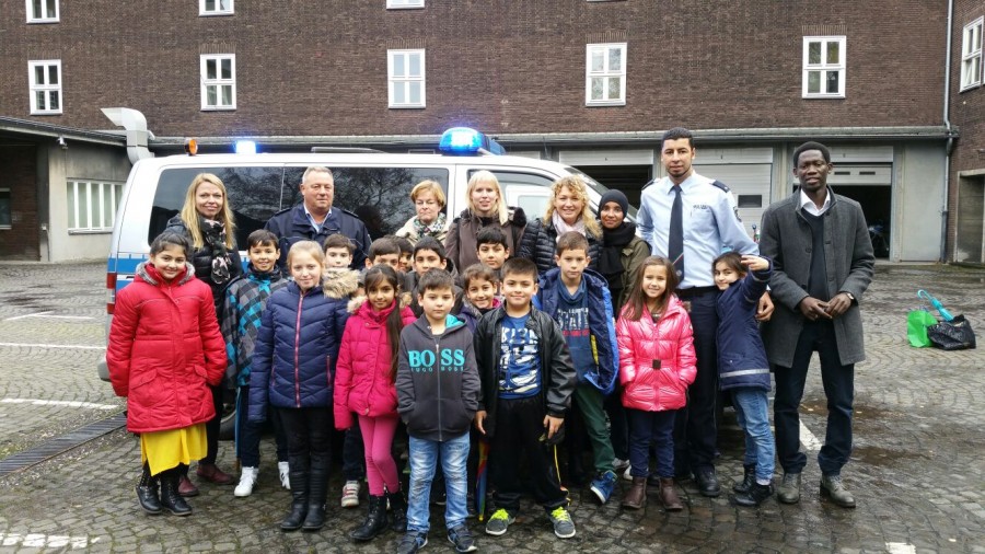 Gemeinsames Foto nach der Vorleseveranstaltung: Vorlesen für Kinder in der Mülheimer Polizeizentrale