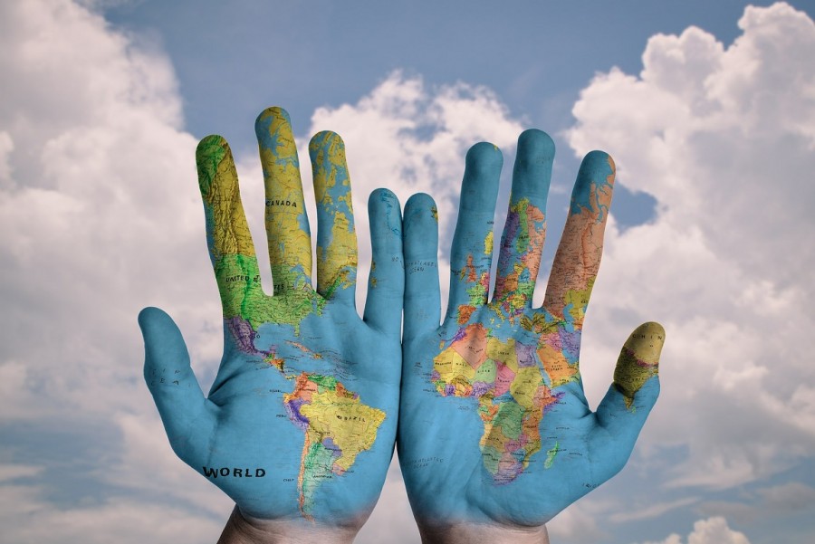 Hände, auf denen die Erde gemalt ist. Integration, Migration, Zusammenleben, Miteinander. - Pixabay
