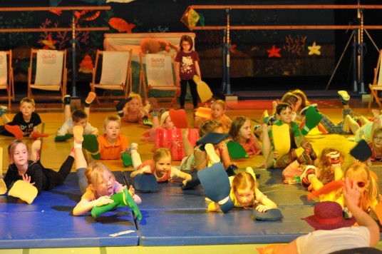 Die Kinderturn-Show in der RWE-Sporthalle gestalten Mädchen und Jungen mit oder ohne Handicap gemeinsam