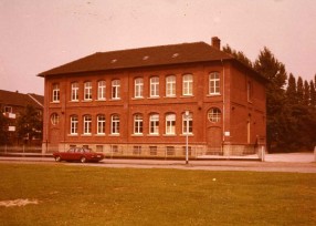 Das ehemalige Schulgebäude an der Aktienstraße ein Jahr nach dem Einzug des Stadtarchivs (1981)